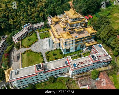 Luftaufnahme des Azom-Klosters in Dakshinkali, Nepal. Es liegt in der Nähe der Guru Rinpoche Statue. Es ist einer der besten Orte in der Nähe von Kathmandu Stockfoto