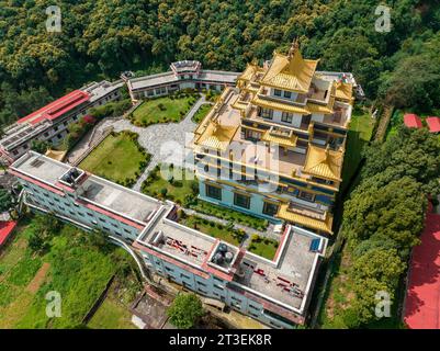 Luftaufnahme des Azom-Klosters in Dakshinkali, Nepal. Es liegt in der Nähe der Guru Rinpoche Statue. Es ist einer der besten Orte in der Nähe von Kathmandu Stockfoto