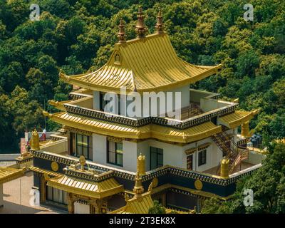 Luftaufnahme des Azom-Klosters in Dakshinkali, Nepal. Es liegt in der Nähe der Guru Rinpoche Statue. Es ist einer der besten Orte in der Nähe von Kathmandu Stockfoto