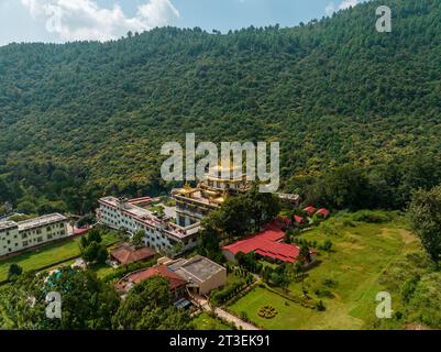 Luftaufnahme des Azom-Klosters in Dakshinkali, Nepal. Es liegt in der Nähe der Guru Rinpoche Statue. Es ist einer der besten Orte in der Nähe von Kathmandu Stockfoto