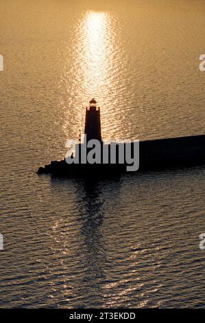 Nizza (Südostfrankreich): Deich des Hafens und Leuchtturm in der Abenddämmerung Stockfoto