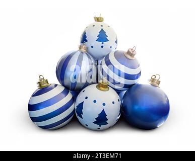 Weihnachtsspielzeug für den Weihnachtsbaum und Neujahr, drei schöne blaue Kugeln isoliert auf weißem Hintergrund. Eine Pyramide aus vielen blauen Weihnachtskugeln Stockfoto