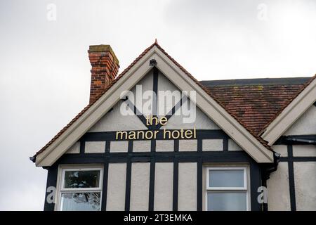 Datchet, Berkshire, Großbritannien. Oktober 2023. Das Manor Hotel im Besitz von MG Hotels im Dorf Datchet ist für die Öffentlichkeit geschlossen, da es vom Innenministerium für Asylsuchende genutzt wird. Die derzeitigen Kosten für die Unterbringung von Migranten in Hotels belaufen sich auf 8 Mio. GBP pro Tag. Einwanderungsminister Robert Jennrick hat angekündigt, dass 50 Hotels in den nächsten drei Monaten nicht mehr zur Unterbringung von Migranten genutzt werden, um Kosten zu senken. Viele Migranten im Vereinigten Königreich leben in Luxushotels, während ehemalige Miltary-Mitarbeiter und britische Bürger, die ihren Arbeitsplatz verloren haben, auf der Straße rauh schlafen. C Stockfoto