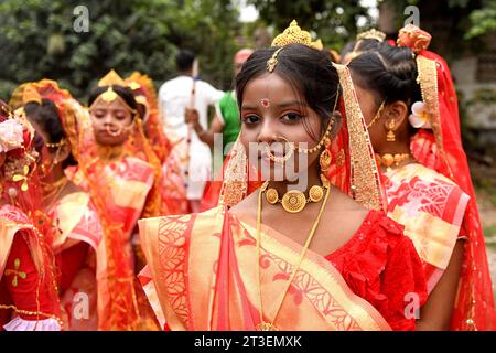 Kalkutta, Indien. Oktober 2023. Junge Mädchen posieren für ein Foto vor dem Kumari Puja Ritual Kumari Puja ist eine indische hinduistische Tradition, die hauptsächlich während der Durga Puja nach dem Hindu-Kalender gefeiert wird. Die philosophische Grundlage von Kumari Puja ist es, den Wert der Frauen zu bestimmen. Devotees glauben, dass es in der kommenden Zukunft alle Barrieren und Gefahren für die jungen Mädchen überwinden wird, und dass junge Mädchen in die Lage versetzt werden, mit jeglichem Stress und Hindernissen in ihrem bevorstehenden Leben umzugehen. Quelle: SOPA Images Limited/Alamy Live News Stockfoto