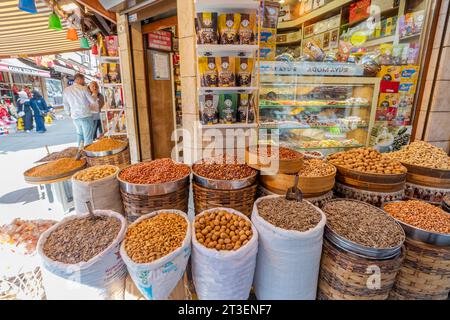 Konya, Türkei - August 5,2023: Konya's Trockenobst-Shop, wo arabische Aromen mit türkischen Köstlichkeiten vermischt werden. Von Datteln und Feigen bis hin zu Pistazien und Stockfoto