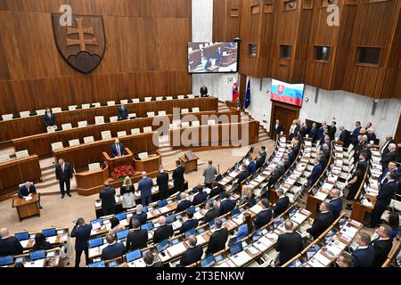 Bratislava, Slowakei. Oktober 2023. Slowakei Smer (Richtung)-Parteivorsitzender Robert Fico (nicht im Bild) und neu gewählte Mitglieder schwören im slowakischen Parlament während der konstituierenden Sitzung des neuen slowakischen parlaments in Bratislava, Slowakei, am 25. Oktober 2023. Quelle: Vaclav Salek/CTK Photo/Alamy Live News Stockfoto