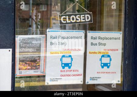 Datchet, Berkshire, Großbritannien. Oktober 2023. Ein geschlossener Ticketschalter am Bahnhof Datchet in Berkshire. Die Mitglieder der Gewerkschaft RMT haben für weitere sechs Monate Arbeitskampfmaßnahmen gestimmt. Die Schließung von mehr als 1.000 Bahnhöfen-Fahrkartenschaltern geht noch weiter, aber die vorgeschlagenen Pläne wurden von Behindertenrechtsaktivisten heftig kritisiert. Quelle: Maureen McLean/Alamy Live News Stockfoto