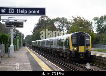 Datchet, Berkshire, Großbritannien. Oktober 2023. Ein Zug der South Western Railway, der von Waterloo in London an der Datchet Railway Station in Berkshire ankommt. Die Mitglieder der Gewerkschaft RMT haben für weitere sechs Monate Arbeitskampfmaßnahmen gestimmt. Die Schließung von mehr als 1.000 Bahnhöfen-Fahrkartenschaltern geht noch weiter, aber die vorgeschlagenen Pläne wurden von Behindertenrechtsaktivisten heftig kritisiert. Quelle: Maureen McLean/Alamy Live News Stockfoto