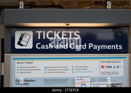 Datchet, Berkshire, Großbritannien. Oktober 2023. Ein Selbstbedienungs-Ticketautomat am Bahnhof Datchet in Berkshire. Die Mitglieder der Gewerkschaft RMT haben für weitere sechs Monate Arbeitskampfmaßnahmen gestimmt. Die Schließung von mehr als 1.000 Bahnhöfen-Fahrkartenschaltern geht noch weiter, aber die vorgeschlagenen Pläne wurden von Behindertenrechtsaktivisten heftig kritisiert. Quelle: Maureen McLean/Alamy Live News Stockfoto