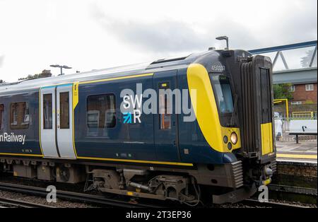 Datchet, Berkshire, Großbritannien. Oktober 2023. Ein Zug der South Western Railway, der von Waterloo in London an der Datchet Railway Station in Berkshire ankommt. Die Mitglieder der Gewerkschaft RMT haben für weitere sechs Monate Arbeitskampfmaßnahmen gestimmt. Die Schließung von mehr als 1.000 Bahnhöfen-Fahrkartenschaltern geht noch weiter, aber die vorgeschlagenen Pläne wurden von Behindertenrechtsaktivisten heftig kritisiert. Quelle: Maureen McLean/Alamy Live News Stockfoto