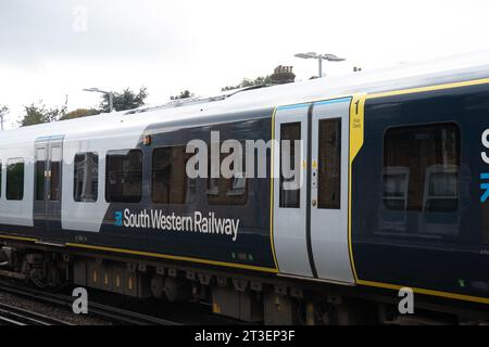 Datchet, Berkshire, Großbritannien. Oktober 2023. Ein Zug der South Western Railway, der von Waterloo in London an der Datchet Railway Station in Berkshire ankommt. Die Mitglieder der Gewerkschaft RMT haben für weitere sechs Monate Arbeitskampfmaßnahmen gestimmt. Die Schließung von mehr als 1.000 Bahnhöfen-Fahrkartenschaltern geht noch weiter, aber die vorgeschlagenen Pläne wurden von Behindertenrechtsaktivisten heftig kritisiert. Quelle: Maureen McLean/Alamy Live News Stockfoto