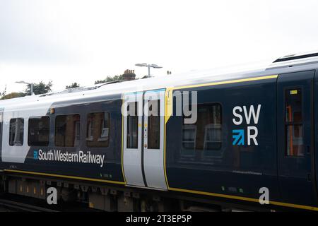 Datchet, Berkshire, Großbritannien. Oktober 2023. Ein Zug der South Western Railway, der von Waterloo in London an der Datchet Railway Station in Berkshire ankommt. Die Mitglieder der Gewerkschaft RMT haben für weitere sechs Monate Arbeitskampfmaßnahmen gestimmt. Die Schließung von mehr als 1.000 Bahnhöfen-Fahrkartenschaltern geht noch weiter, aber die vorgeschlagenen Pläne wurden von Behindertenrechtsaktivisten heftig kritisiert. Quelle: Maureen McLean/Alamy Live News Stockfoto