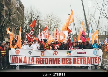 Rodez (Südfrankreich): unitarische Demonstration, Tag des Protestes gegen die Renten- und Rentenreform am 19. Januar 2023. Die Prozession der Demo Stockfoto