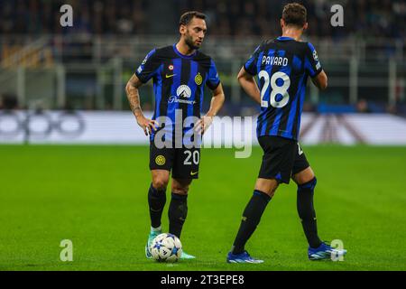 Mailand, Italien. Oktober 2023. Hakan Calhanoglu vom FC Internazionale (L) spricht mit Benjamin Pavard vom FC Internazionale (R) während der Gruppenphase der UEFA Champions League 2023/24 - Gruppenspiel der Gruppe D zwischen dem FC Internazionale und dem FC Red Bull Salzburg im Giuseppe Meazza Stadium, Mailand, Italien am 24. Oktober 2023 Guthaben: Unabhängige Fotoagentur/Alamy Live News Stockfoto