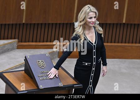 Bratislava, Slowakei. Oktober 2023. Die slowakische Fernsehmoderatorin und Politikerin der SNS Martina Simkovicova (im Bild) und die neu gewählten Mitglieder schwören im slowakischen Parlament während der konstituierenden Sitzung des neuen slowakischen parlaments in Bratislava, Slowakei, am 25. Oktober 2023. Quelle: Vaclav Salek/CTK Photo/Alamy Live News Stockfoto