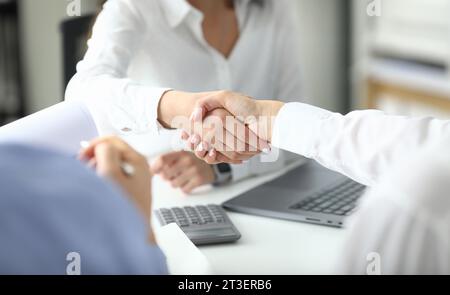Konzentrieren Sie sich darauf, dass Frauen nach der Unterzeichnung eines profitablen Abkommens die Hände schütteln Stockfoto