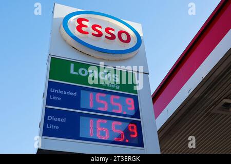 New Romney, Kent, Großbritannien. 25. Oktober 2023. Die Kraftstoffpreise sind in den letzten Wochen langsam gestiegen. Ein Esso-Tankstellenvorplatz in der Hauptstraße von New Romney. Foto: News PAL /Alamy Live News Stockfoto