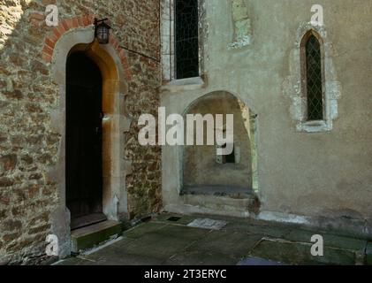 Compton Church, Surrey, England, Großbritannien: Standort einer sächsischen Einsiedlerzelle mit einem Hagioskop in der N-Wand des Chors, das eine ständige Beobachtung des Altars ermöglicht. Stockfoto