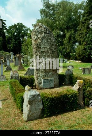 Ein Dartmoor-Granit-Monolith über dem Grab von Sir Henry Morton Stanley (1841–1904) in St. Michael's Churchyard, Pirbright, Surrey, England, Großbritannien. Stockfoto