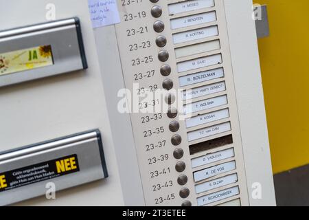 ZWOLLE, NIEDERLANDE - 14. MÄRZ 2021: Viele Türklingel und Namensschilder in einem Wohnhaus Stockfoto