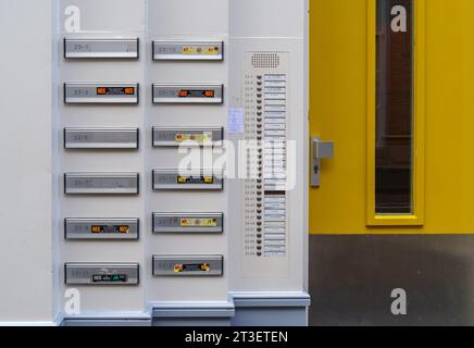 ZWOLLE, NIEDERLANDE - 14. MÄRZ 2021: Viele Türklingel und Namensschilder in einem Wohnhaus Stockfoto