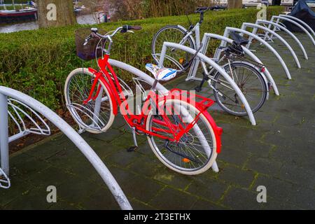 ZWOLLE, NIEDERLANDE - 14. MÄRZ 2021: Bemerkenswertes rotes Fahrrad parkt in einem Fahrradschuppen Stockfoto