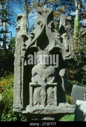 Eine Dreifaltigkeit auf der Südseite eines frühen Kreuzes aus dem 15. Jahrhundert (um 1420) in der Nähe der Veranda der St. Nicholas' Church, St. Mawgan-in-Pydar, Cornwall, England, Großbritannien. Stockfoto