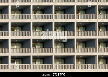 Nahaufnahme eines Hotels mit Balkonen in Griechenland Stockfoto