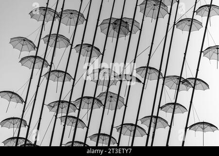 Thessaloniki, Griechenland - 22. September 2023 : Blick auf die berühmte Attraktion, die Regenschirme, ein Kunstwerk in Thessaloniki Griechenland in Schwarz-weiß Stockfoto
