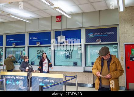 Waterloo, London, Großbritannien. Oktober 2023. Geschlossene Fenster am Ticketschalter am Bahnhof Waterloo in London. Es wurde angekündigt, dass eines Tages Travelcards weitergehen sollen. Dies ist eine willkommene Nachricht für Bahnreisende, die höhere Kosten für die Einreise von den Heimatbezirken nach London gehabt hätten, wenn Sadiq Khan und TfL die Regelung abgeschafft hätten. In anderen neuen Ländern haben die Mitglieder der RMT-Union für weitere sechs Monate Arbeitskampfmaßnahmen gestimmt. Die Schließung von mehr als 1.000 Bahnhofsfahrkartenschaltern geht noch weiter, die vorgeschlagenen Pläne sind jedoch sehr kritisiert worden Stockfoto