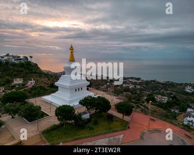 Sonnenaufgang in der Stupa der Beleuchtung in Benalmadena, Andalusien Stockfoto