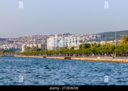 Thessaloniki, Griechenland - 22. September 2023 : Blick auf die Promenade von Thessaloniki und die Altstadt im Hintergrund Stockfoto