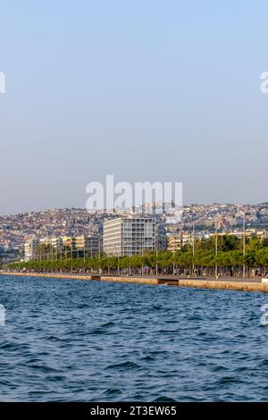 Thessaloniki, Griechenland - 22. September 2023 : Blick auf die Promenade von Thessaloniki und die Altstadt im Hintergrund Stockfoto