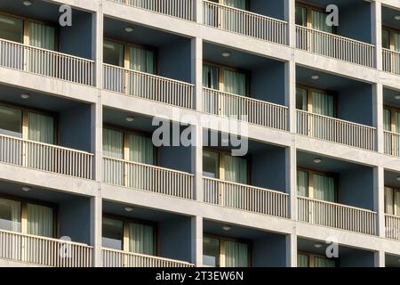 Nahaufnahme eines Hotels mit Balkonen in Griechenland Stockfoto