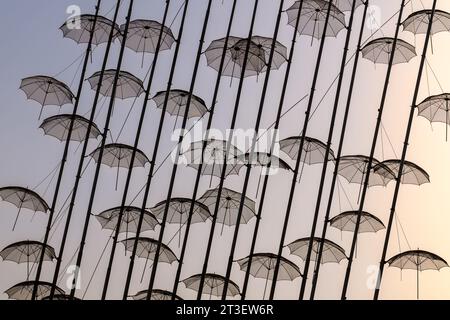 Thessaloniki, Griechenland - 22. September 2023 : Blick auf die berühmte Attraktion, die Regenschirme, ein Kunstwerk in Thessaloniki Griechenland Stockfoto