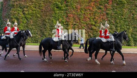 London, Großbritannien. Oktober 2023. Die Kavallerie der Life Guards passiert den herbstfarbenen virginia Creeper auf dem Gesicht der Admiralität Zitadelle auf dem Weg zum Wachwechsel in der Horse Guards Parade. Quelle: Malcolm Park/Alamy Live News Stockfoto