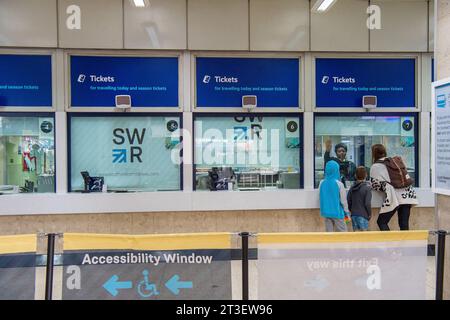 Waterloo, London, Großbritannien. Oktober 2023. Einige geschlossene Fenster am Ticketschalter am Waterloo Railway Station in London. Es wurde angekündigt, dass eines Tages Travelcards weitergehen sollen. Dies ist eine willkommene Nachricht für Bahnreisende, die höhere Kosten für die Einreise von den Heimatbezirken nach London gehabt hätten, wenn Sadiq Khan und TfL die Regelung abgeschafft hätten. In anderen neuen Ländern haben die Mitglieder der RMT-Union für weitere sechs Monate Arbeitskampfmaßnahmen gestimmt. Die Schließung von mehr als 1.000 Bahnhofsfahrkartenschaltern geht noch weiter, die vorgeschlagenen Pläne haben jedoch viele Kritikpunkte erhalten Stockfoto