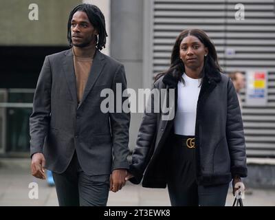 Bianca Williams und Ricardo Dos Santos kommen im Palestra House im Zentrum von London an, als ein Gremium für Fehlverhalten seine Entscheidung darüber treffen wird, ob fünf Polizeibeamte der Metropolitan Police, die amtierende PS Rachel Simpson und PCs Allan Casey, Jonathan Clapham, Michael Bond und Sam Franks, sind schuldig eines groben Fehlverhaltens wegen der Stop-and-Search der beiden schwarzen Athleten. Bilddatum: Mittwoch, 25. Oktober 2023. Stockfoto