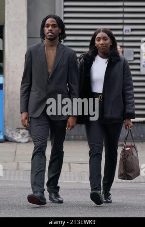 Bianca Williams und Ricardo Dos Santos kommen im Palestra House im Zentrum von London an, als ein Gremium für Fehlverhalten seine Entscheidung darüber treffen wird, ob fünf Polizeibeamte der Metropolitan Police, die amtierende PS Rachel Simpson und PCs Allan Casey, Jonathan Clapham, Michael Bond und Sam Franks, sind schuldig eines groben Fehlverhaltens wegen der Stop-and-Search der beiden schwarzen Athleten. Bilddatum: Mittwoch, 25. Oktober 2023. Stockfoto