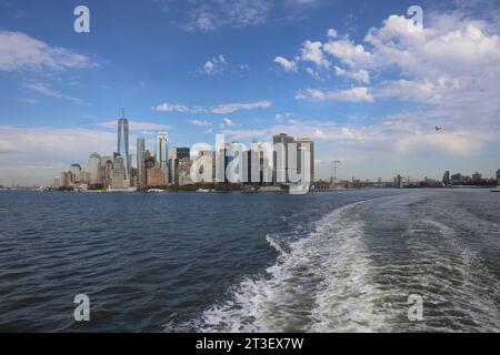 USA, Vereinigte Staaten von Amerika, New York City, 24.10.2023: Blick von der Fähre nach Staten Island auf die Südspitze von Manhattan mit den Wolkenkratzern des Finanzzentrums und dem One World Trade Center *** USA, United States of America, New York City, 24 10 2023 Blick von der Fähre nach Staten Island zur Südspitze von Manhattan mit den Wolkenkratzern des Finanzzentrums und dem One World Trade Center Credit: Imago/Alamy Live News Stockfoto