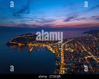 Nacht über Alanya von einer Drohne, türkische Riviera an der Mittelmeerküste, Antalya, Türkei Stockfoto