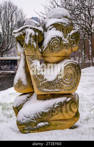 Steinskulptur als Maori unter dem Schnee in Leiden, Niederlande, Kulturerbe Stockfoto