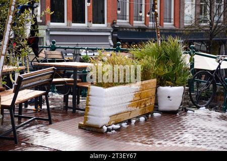 Straßen, Cafés und Restaurants unter dem Schnee im April, Leiden, Niederlande Stockfoto