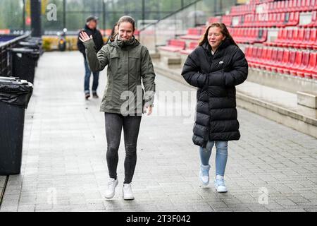 Rotterdam, Niederlande. Oktober 2023. Rotterdam - Juli Schneijderberg von Feyenoord V1, Romee van de Lavoir von Feyenoord V1 während der dritten Etappe der UEFA Youth League Gruppenphase zwischen Feyenoord O19 und SS Lazio O19 bei Nieuw Varkenoord am 25. Oktober 2023 in Rotterdam, Niederlande. Credit: Box to Box Pictures/Alamy Live News Stockfoto