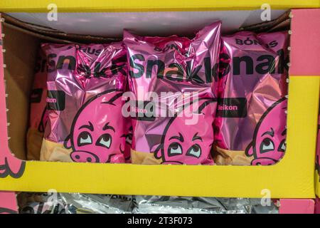 Isländischer Bonus Supermarkt eigene Marke Bacon Kartoffelchips Chips Crisps zum Verkauf in Einem Supermarkt in Qaqortoq Grönland Stockfoto