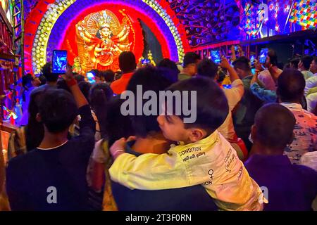 Kalkutta, Indien. Oktober 2023. Besucher machen Fotos von einem Idol der Hindu-Göttin Durga an einem vorübergehenden Gotteshaus während des Durga Puja Festivals. Quelle: SOPA Images Limited/Alamy Live News Stockfoto