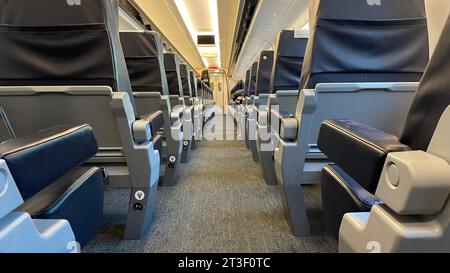 Innenraum einer leeren Kabine erster Klasse in einem modernen europäischen Zugwagen. Stockfoto