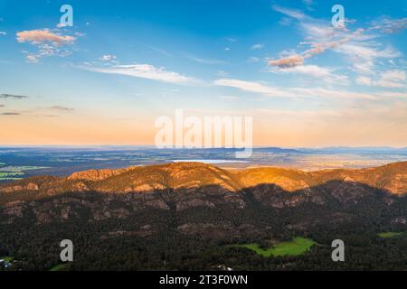 Spektakuläre Grampians National Park Berge mit Lake Bellfield, Blick vom Pinnacle Aussichtspunkt bei Sonnenuntergang, Halls Gap, Victoria, Australien Stockfoto