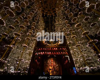 Kalkutta, Indien. Oktober 2023. Allgemeiner Blick auf die Hindu-Göttin Durga an einem vorübergehenden Gotteshaus während des Durga Puja Festivals. Quelle: SOPA Images Limited/Alamy Live News Stockfoto