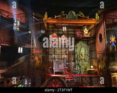 Kalkutta, Westbengalen, Indien. Oktober 2023. Allgemeine Sicht auf einen provisorischen Gottesort während des Festivals "Durga Puja". (Credit Image: © Dipayan Bose/SOPA Images via ZUMA Press Wire) NUR REDAKTIONELLE VERWENDUNG! Nicht für kommerzielle ZWECKE! Stockfoto